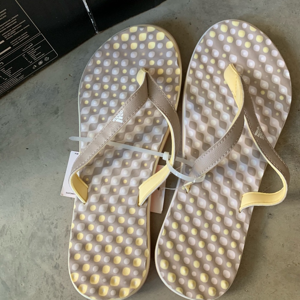 Adidas flip flop. Very comfortable